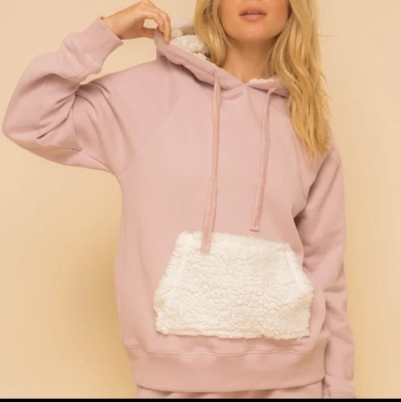 Host Pick 🥳 POL Hoodie with sherpa on the pocket and inside the hood. - Picture 4 of 5